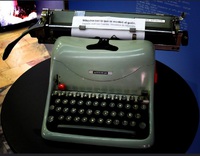 Máquina de escribir con la que José Luis Cuerda escribió el guión de 'Amanece que no es poco', que forma parte de su legado. / F.A.